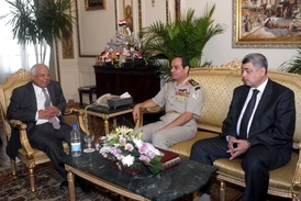 Šéf egyptské armády generál Sisi (uprostřed) s egyptským premiérem (vlevo) a ministrem vnitra.
