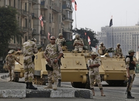 Armáda je jedinou skutečnou jistotou Egypta. Na snímku vojáci na náměstí Tahrír.