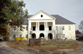 Beckhäuser si za peníze vydělané na předváděcích akcích koupil a opravil zámek v Klecanech (na archivním fotu).