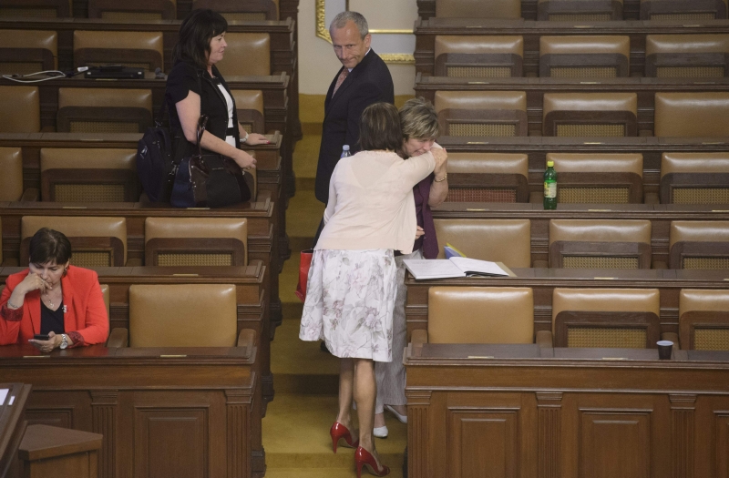 Poslanci se loučí po schůzi sněmovny, na níž bylo 20. srpna schváleno její rozpuštění.
