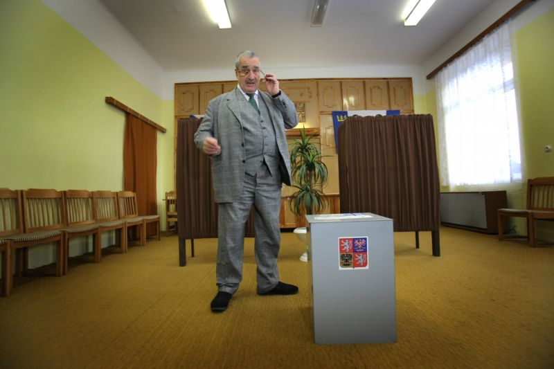 Pravicové strany by podle politologa měly požádat voliče o pomoc.