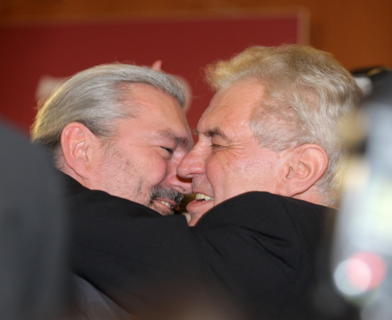 Zpěvák Daniel Hůlka s prezidentem Milošem Zemanem.