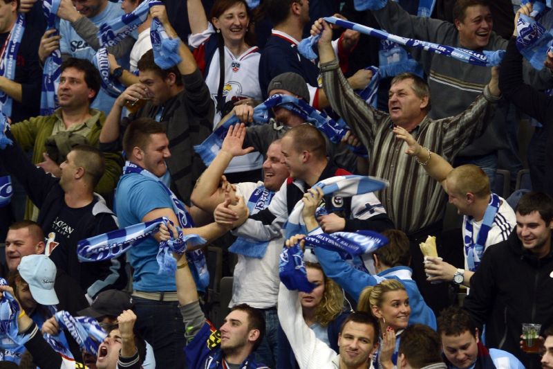 Fanoušci Slovanu poškodili jméno klubu incindentem s výbušninou. Fanoušci Slovanu poškodili jméno klubu incindentem s výbušninou.