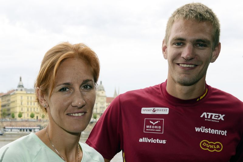 Skifaři Mirka Knapková a Ondřej Synek 19. srpna v Praze po tiskové konferenci před odletem českých veslařů na mistrovství světa v korejském Čchungdžu. Skifaři Mirka Knapková a Ondřej Synek 19. srpna v Praze po tiskové konferenci před odletem českých veslařů na mistrovství světa v korejském Čchungdžu.