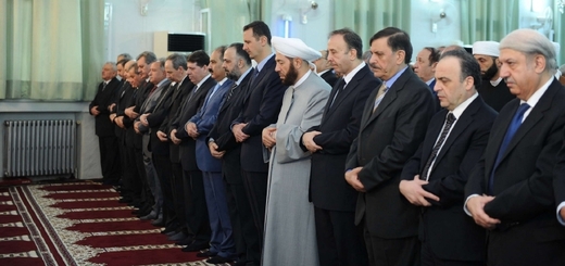 Prezident Asad se modlí v Damašku začátkem srpna 2013. Prezident Asad se modlí v Damašku začátkem srpna 2013.
