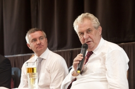 Kancléř Vratislav Mynář (vlevo) a prezident Miloš Zeman.