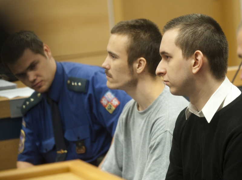 U soudu: Maroš Straňák (vlevo) a David Šimon, kteří podle obžaloby předloni v září brutálně ubili seniora. U soudu: Maroš Straňák (vlevo) a David Šimon, kteří podle obžaloby předloni v září brutálně ubili seniora.