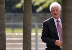 80letý miliardář Frank Stronach jde do voleb s novou stranou Team Stronach für Österreich.
