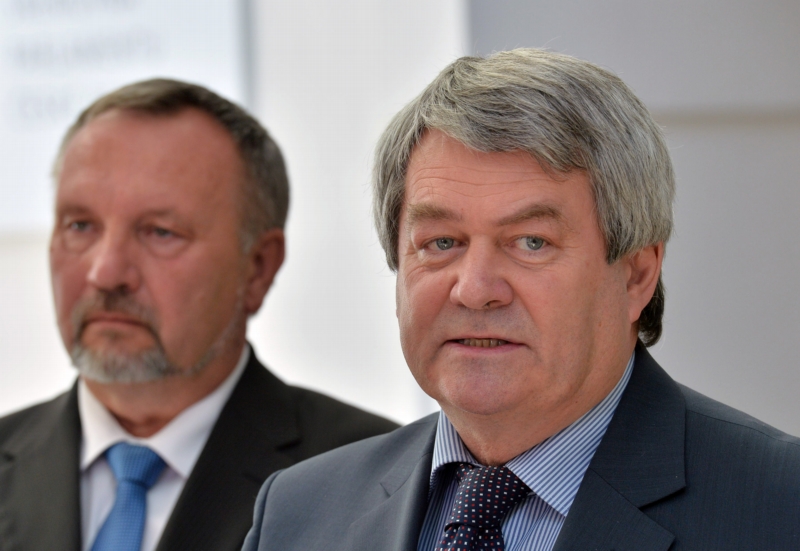 Předseda poslaneckého klubu KSČM Pavel Kováčik (vlevo) a předseda strany Vojtěch Filip.