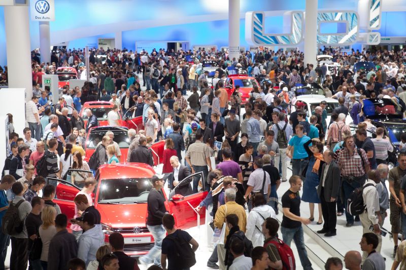 Autosalon Frankfurt, to je lidské mraveniště. Tak tomu bylo i před dvěma lety.