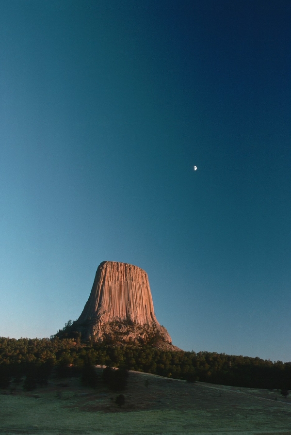 Devil Tower je národní památka, Wyoming. (Foto: Profimedia.cz/Galen Rowell/Corbis)