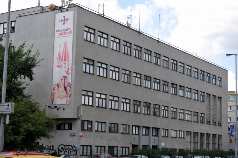 Na budově školy v Praze se ocitla reklama na alkohol.