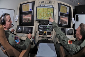 Pozemní řídicí středisko dronů armády USA.