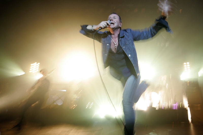 Zpěvák Jim Kerrs je nadšený, že jeho kapela Simple Minds má tolik poloh. Zpěvák Jim Kerrs je nadšený, že jeho kapela Simple Minds má tolik poloh.
