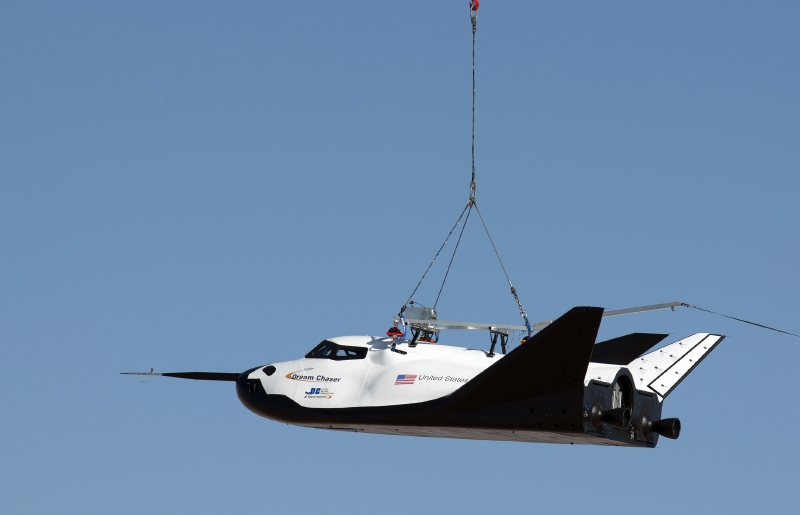 Dream Chaser připomínající zmenšený raketoplán má být schopen na oběžnou dráhu dopravovat sedmičlenné posádky a přistávat bude podobně jako normální letadlo.