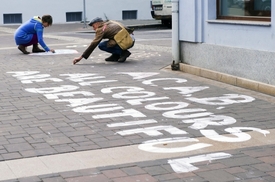 Nápis v angličtině znamená "Všechny barvy jsou krásné".