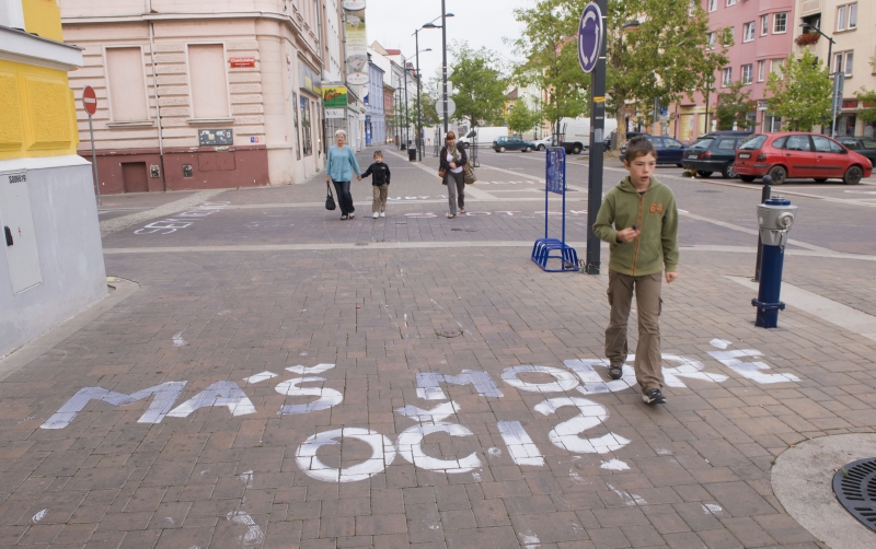 "Máš modré oči?" ptá se ironicky jeden z nápisů neonacistů.