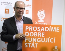 Předseda Bohuslav Sobotka s volebním heslem "Prosadíme dobře fungující stát".