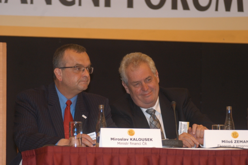 Bývalý ministr financí Miroslav Kalousek (vlevo) a současný prezident Miloš Zeman (snímek z roku 2009).