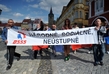 Na protiromský pochod Jičínem vyrazilo od základní školy na Husově ulici kolem padesáti radikálů a dalších osob. Demonstranti nesli transparent s heslem Dělnické strany sociální spravedlnosti "Národně, sociálně, neústupně".
