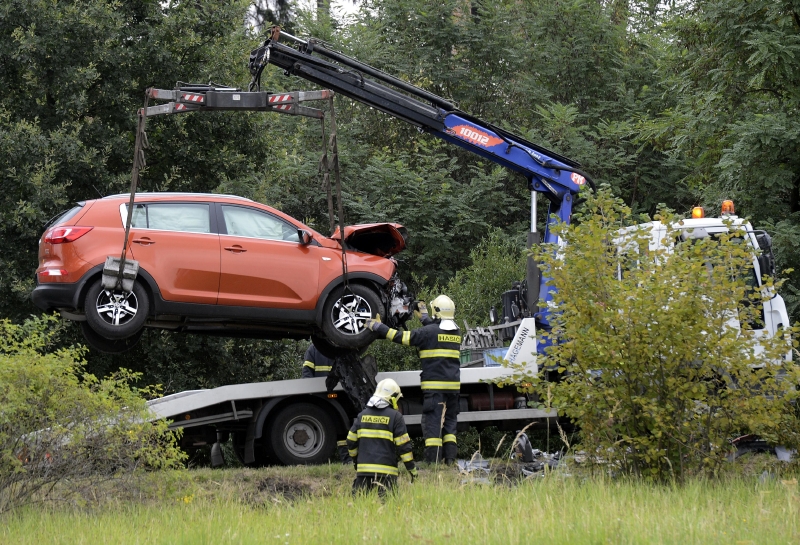 Při srážce dvou osobních aut u Jesenice nedaleko Prahy zemřeli tři lidé. Další čtyři utrpěli zranění.