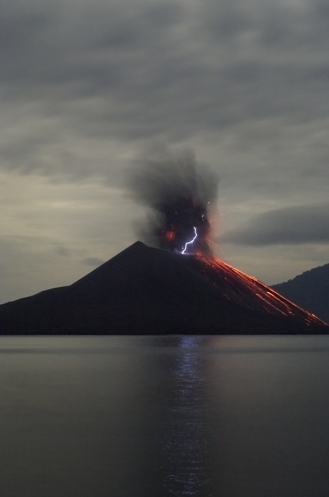 Sopka Krakatoa po erupci roku 1883 zcela zmizela, začala však růst znovu. Nový vulkán se jmenuje Anak Krakatau (Dítě Krakatoy).