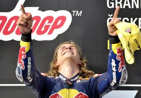 Karel Hanika na stupních vítězů.