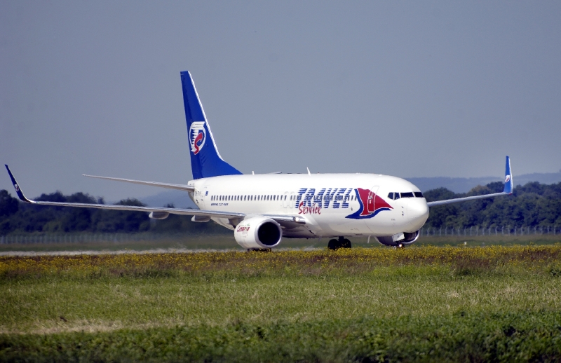 Boeing společnosti Travel Service vyjel při přistání mimo dráhu.