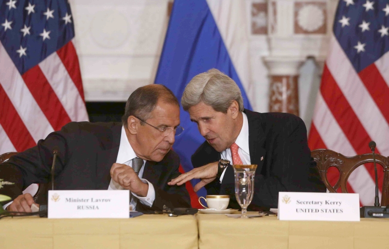 Ruský ministr zahraničí Sergej Lavrov (vlevo, vedle něho ministr zahraničí USA John Kerry) varoval USA před vojenskou intervencí. Ruský ministr zahraničí Sergej Lavrov (vlevo, vedle něho ministr zahraničí USA John Kerry) varoval USA před vojenskou intervencí.