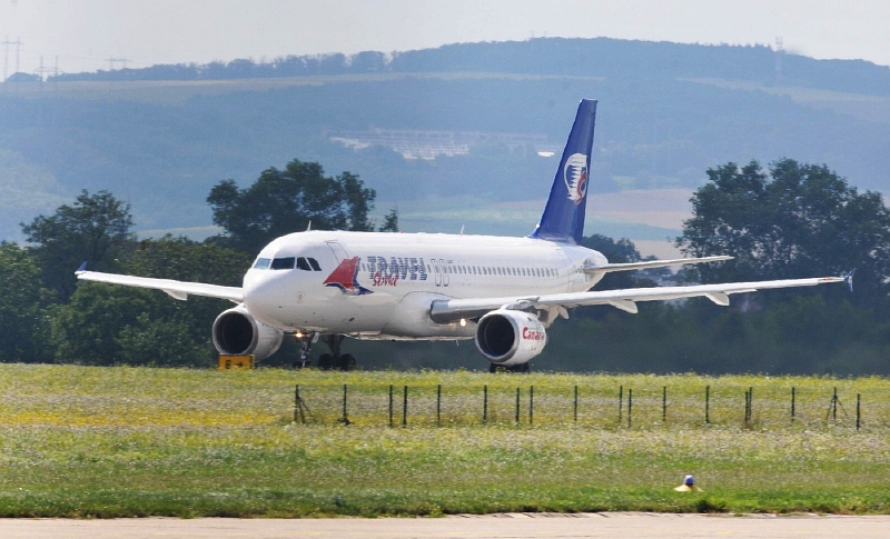 Letadlo Boeing 737-800 firmy Travel Service vezlo 191 cestujících, nikomu z nich se nic nestalo (ilustrační foto). Letadlo Boeing 737-800 firmy Travel Service vezlo 191 cestujících, nikomu z nich se nic nestalo (ilustrační foto).