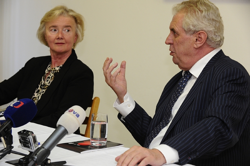 Zeman oznámil, že kvůli ztrátě důvěry vyřadil Brožovou ze svého sboru poradců. Brožová reagovala, že "není myslitelné, aby docházelo k ignorování" předsedkyně Nejvyššího soudu.