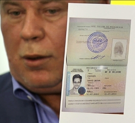 Snowdenův ruský právník Anatilij Kučerena s ruským dokladem svého mandanta. Američan pobývá na utajeném místě.