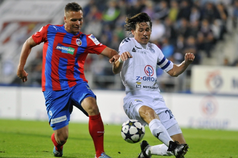 Stanislav Tecl (vlevo) při utkání se Slováckem.