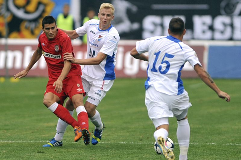 leva Miroslav Markovič z Brna a Michal Frydrych a Antonín Fantiš z domácího Baníku.
