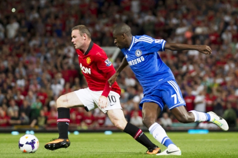 Záložník Chelsea Ramires (vpravo) stíhá forvarda United Wayna Rooneyho. Záložník Chelsea Ramires (vpravo) stíhá forvarda United Wayna Rooneyho.