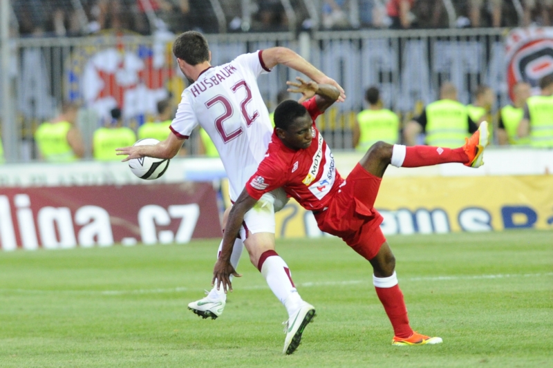 Josef Hušbauer (vlevo) ze Sparty a Mohamed Traore z Brna. Josef Hušbauer (vlevo) ze Sparty a Mohamed Traore z Brna.