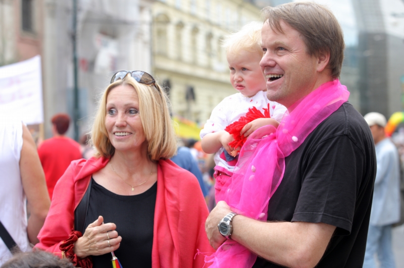Olga Sommerová s Martinem Bursíkem na pochodu Prague Pride.