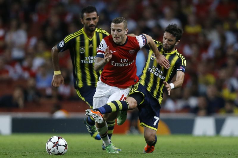 Arsenal potvrdil na domácí půdě náskok přivezený z Turecka, podílel se na tom i Jack Wilshere (na snímku v červeném dresu).