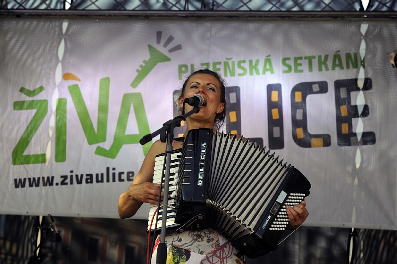 Letošní ročník festivalu zahájila plzeňská skupina Lakuna se zpěvačkou a hráčkou na akordeon Petrou Hynčíkovou. Letošní ročník festivalu zahájila plzeňská skupina Lakuna se zpěvačkou a hráčkou na akordeon Petrou Hynčíkovou.