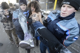 Femen protestují ve Švýcarsku proti hlavounům financí a byznsu.