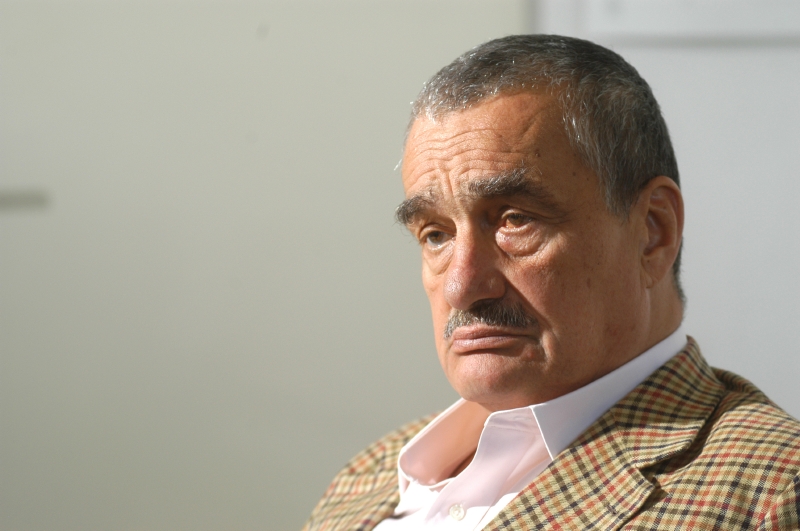 Ministr zahraničí Karel Schwarzenberg čelí obviněním, že během jednání spí. Ministr zahraničí Karel Schwarzenberg čelí obviněním, že během jednání spí.