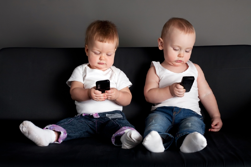 Mobilní telefon mají děti hlavně pro kontrolu rodičů (ilustrační foto). Mobilní telefon mají děti hlavně pro kontrolu rodičů (ilustrační foto).