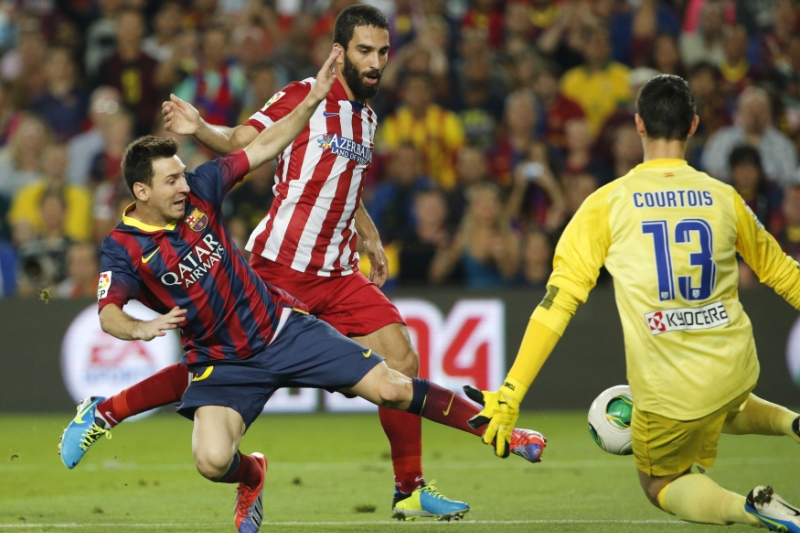 Lionel Messi (vlevo) ve finále španělského Superpoháru.