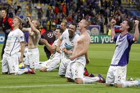 Postupová radost plzeňských fotbalistů ve slovinském Mariboru.