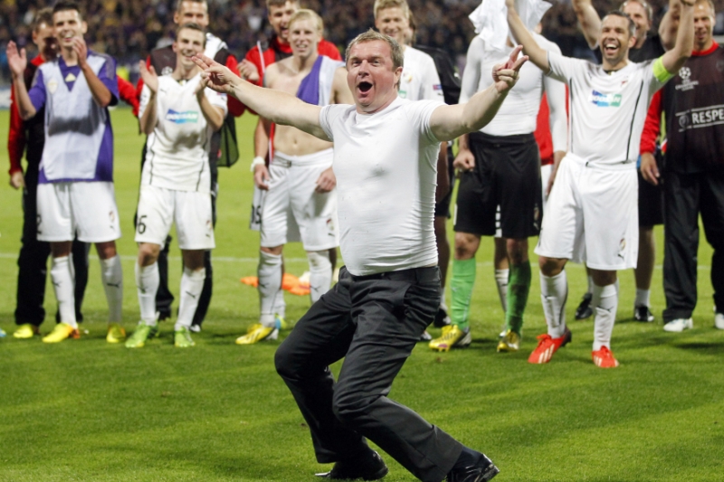 Trenér Pavel Vrba při postupových oslavách s hráči Plzně.