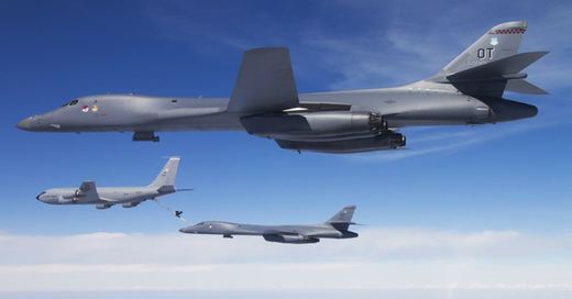 Strategické bombardéry B-1B Lancer, jeden tankuje za letu. Strategické bombardéry B-1B Lancer, jeden tankuje za letu.