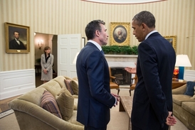 Dilema. Prezident Obama a šéf NATO Rasmussen v Bílém době.