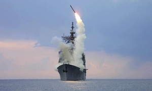 Americký křižník odpaluje střelu Tomahawk.