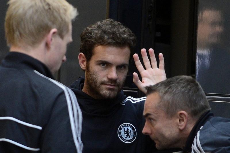 Španělský záložník londýnské Chelsea Juan Mata mává fanouškům při příjezdu do hotelu v Praze. Španělský záložník londýnské Chelsea Juan Mata mává fanouškům při příjezdu do hotelu v Praze.