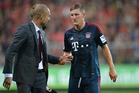 Trenér Bayernu Pepe Guardiola (vlevo) a záložník Bastian Schweinsteiger.